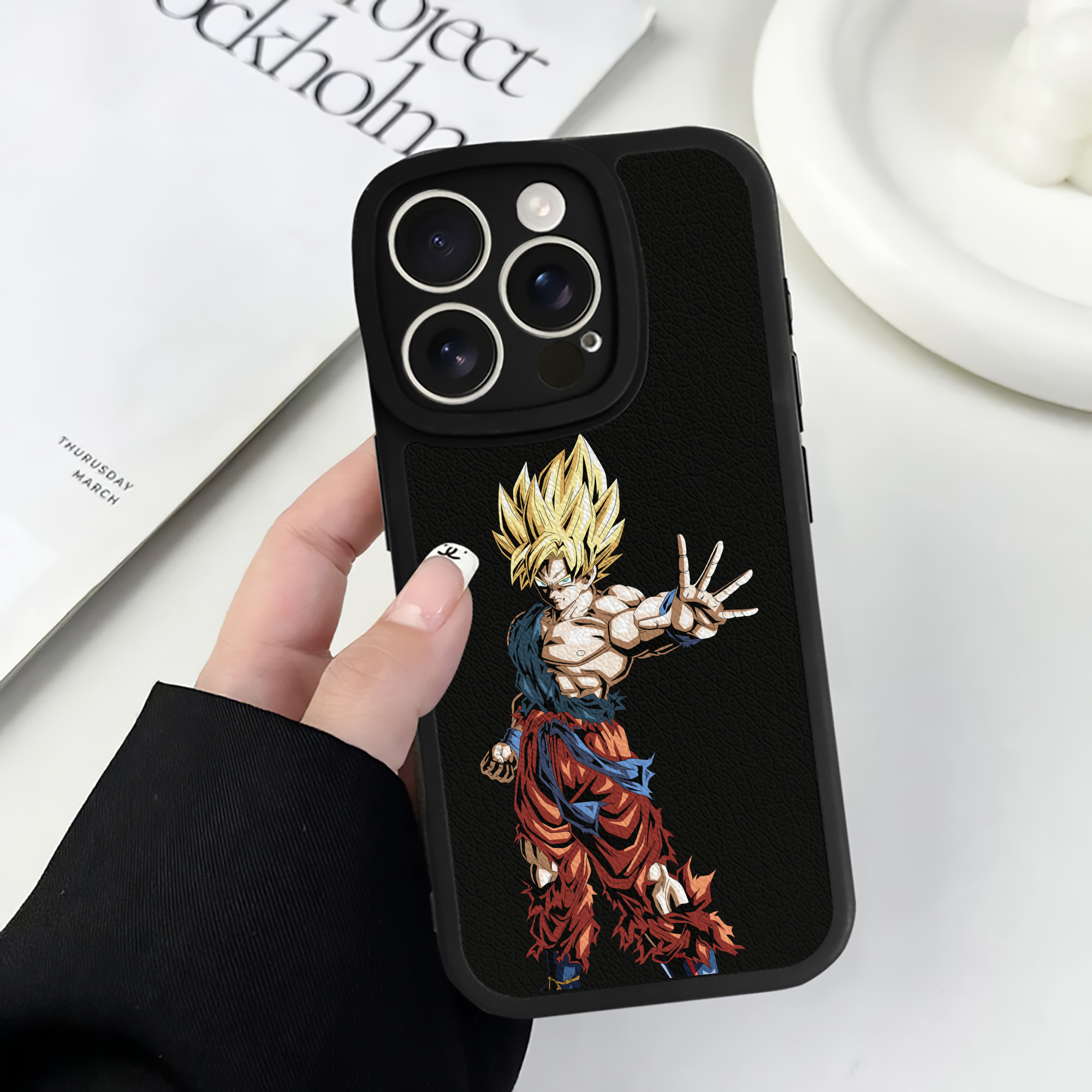 （画像用） ドラゴンボール 孫悟空（そん ごくう）Son Goku カカロット DRAGON BALL Kakarotto 【iPhone 16シリーズ対応】シリコンスマホケース（レザー調） 材質：シリコン